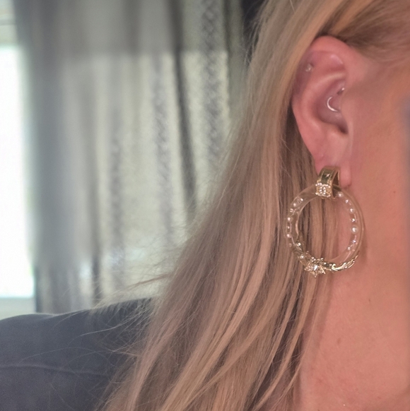 CHANEL 2019 Very Rare Gold Tone Pearl Star Hoop Earrings - Picture 3 of 7